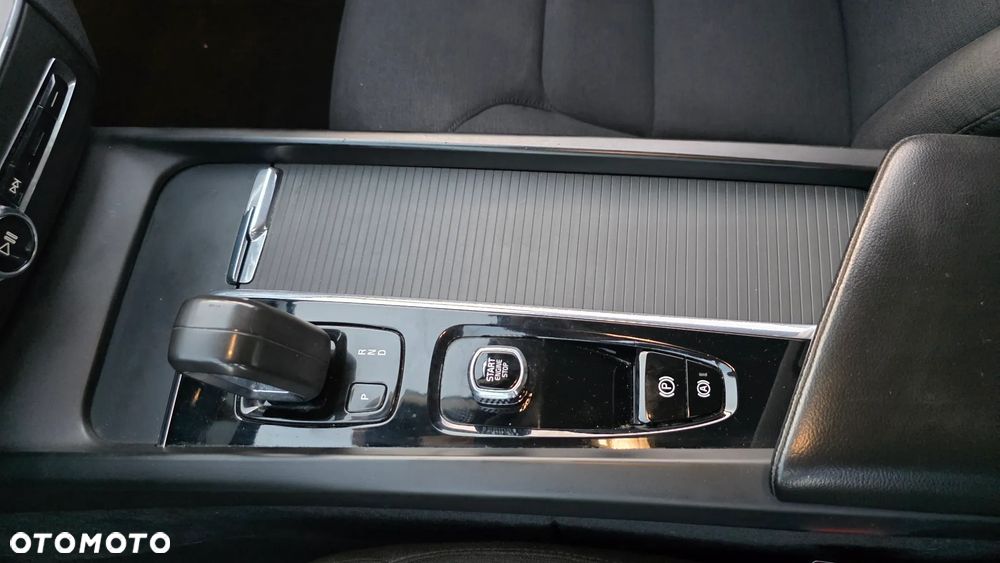 Volvo XC 60 B4 D AWD Momentum - 21
