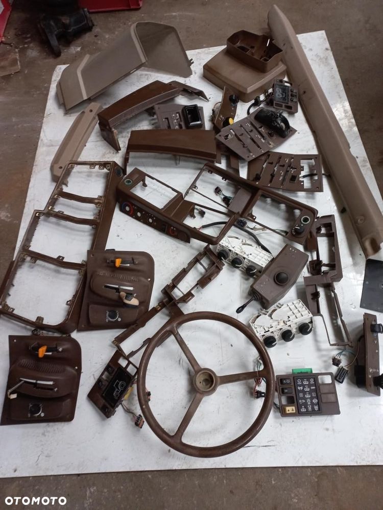 Części Kabiny JOHN DEERE plastiki,błotniki,ehr,sterownik,wiązka elektryczna,6020,6120,6220,6320,6420,6520,6620,6820,6920,tunel,nawiew,tapicerka,wyposarzenie wnętrza,goła kabina,szkielet. - 1