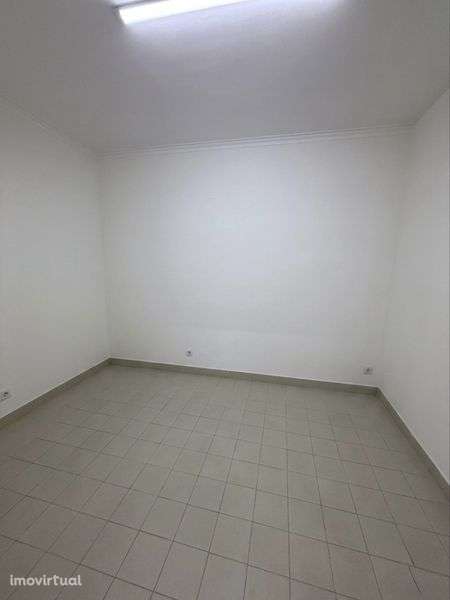 Salas para Arrendar na Principal Rua de Comércio de Santa Marta - Grande imagem: 3/7