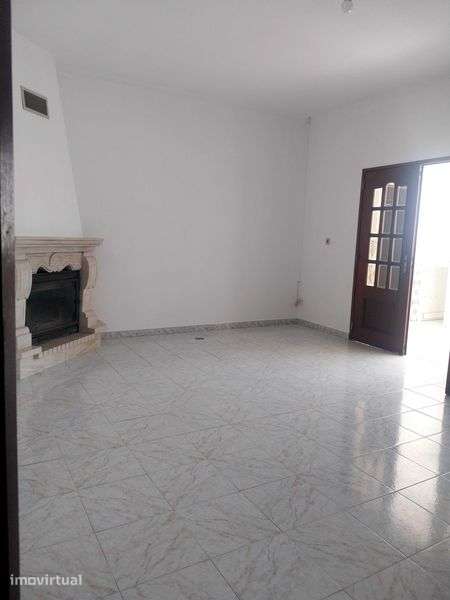 Arrenda-se Moradia T4   com garagem no Pinhal Novo - Grande imagem: 2/8