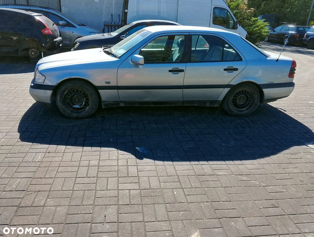 Mercedes – Benz Klasa C W202 (93-97.) 2.0 D 73KM. Silnik 601.913 (601 913) (601913) Skrzynia 717.416 (717 416) (717416) lakier 744.Cały na części. GWARANCJA !!! Przód Tył Zestaw Komplet Drzwi Klapa Zderzak Błotnik Maska Grill Atrapa Szyba Pas Lampa Lusterko Boczki Fotel Kanapa Kokpit Deska Rozdzielcza Przełącznik Włącznik Sterownik Przewody Wiązka Instalacja Moduł Komputer Czujnik Listwa Pompa Alternator Wtryski Głowica Rozrusznik Kompresor Sprzęgło Dwumas Silnik Skrzynia ABS Klimatyzacji Paliwa Wspomagania Kolektor Turbina Przepustnica Zawór Chłodnica Koło Hak Belka Sanki Zawieszenie Mcpherson Półoś Amortyzator Wydech Tłumik Zacisk Most - 7