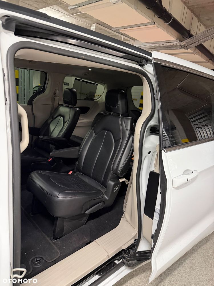 Chrysler Pacifica - 8