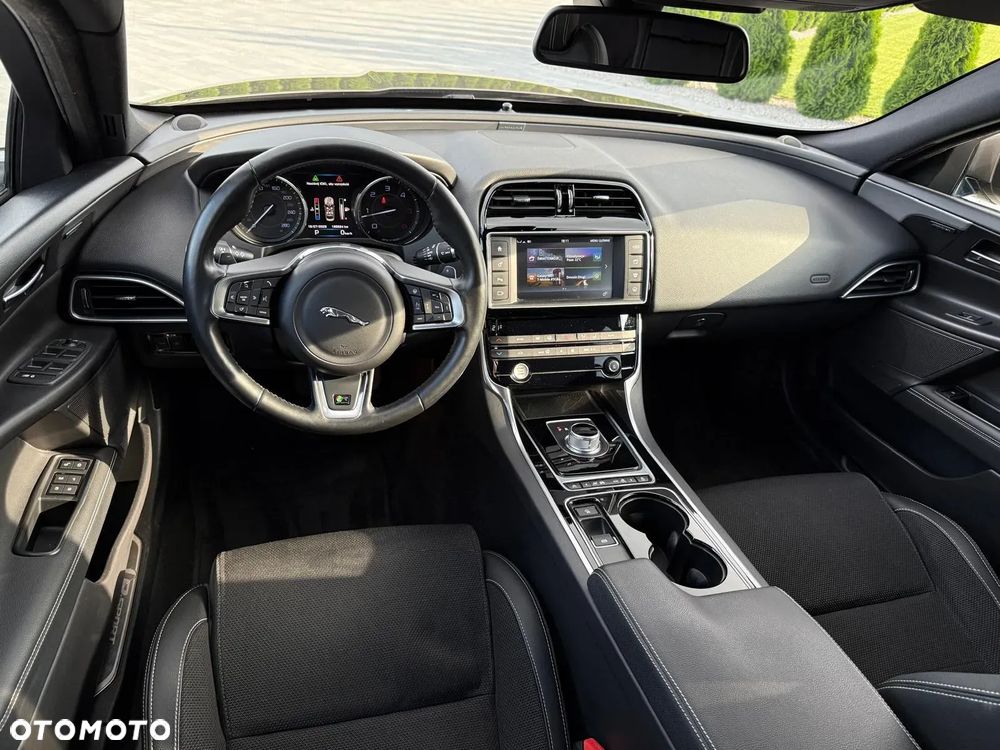 Jaguar XE 2.0 D R-Sport - 30