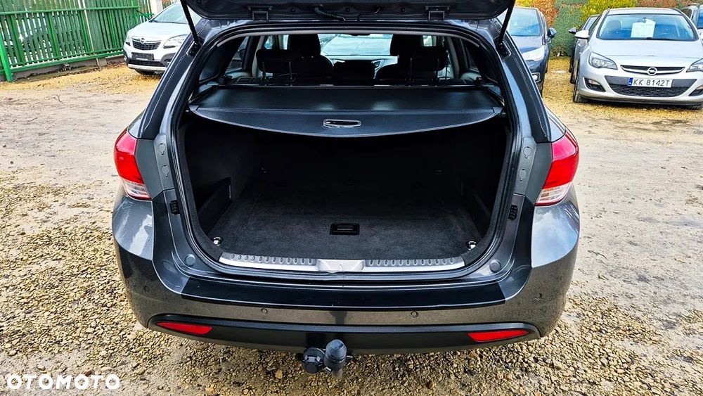 Hyundai i40 Kombi blue 1.6 Family+ - 31
