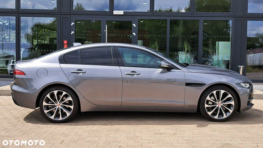 Jaguar XE - 8
