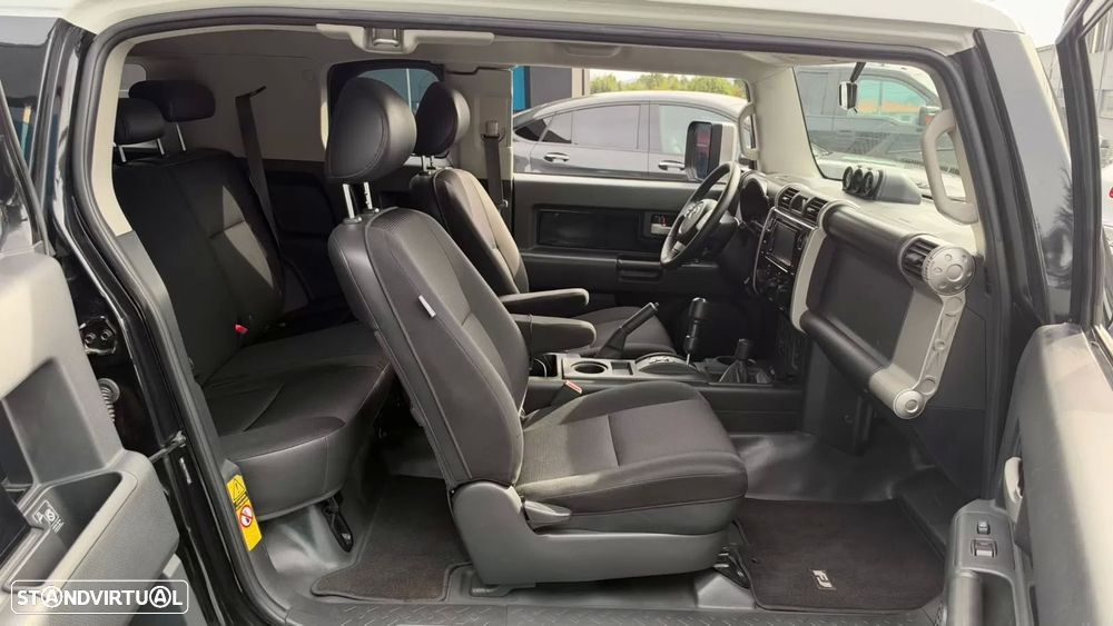Toyota FJ Cruiser - 12