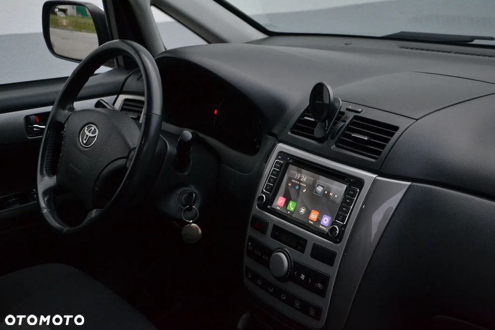 Toyota Avensis Verso 2.0 - 12