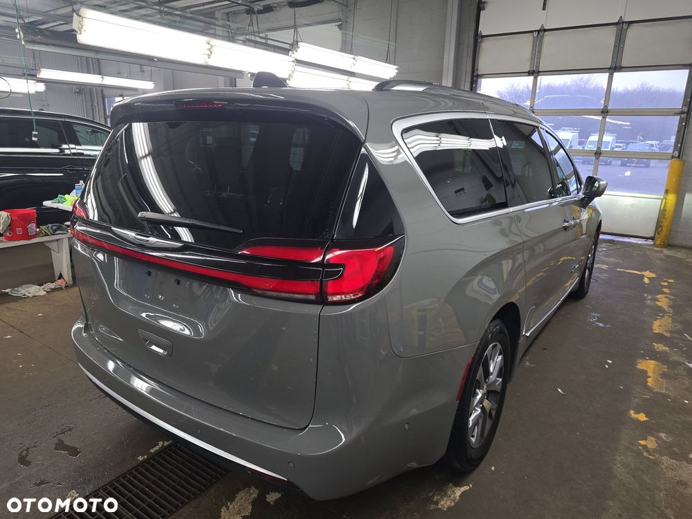 Chrysler Pacifica - 4