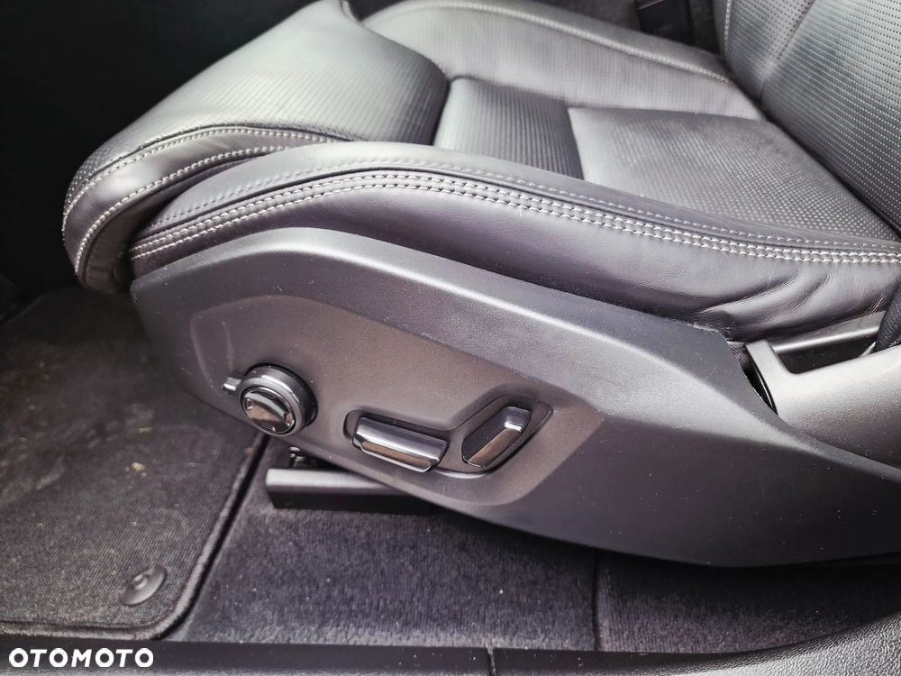 Volvo XC 60 B5 B AWD Ultimate Black Edition - 14