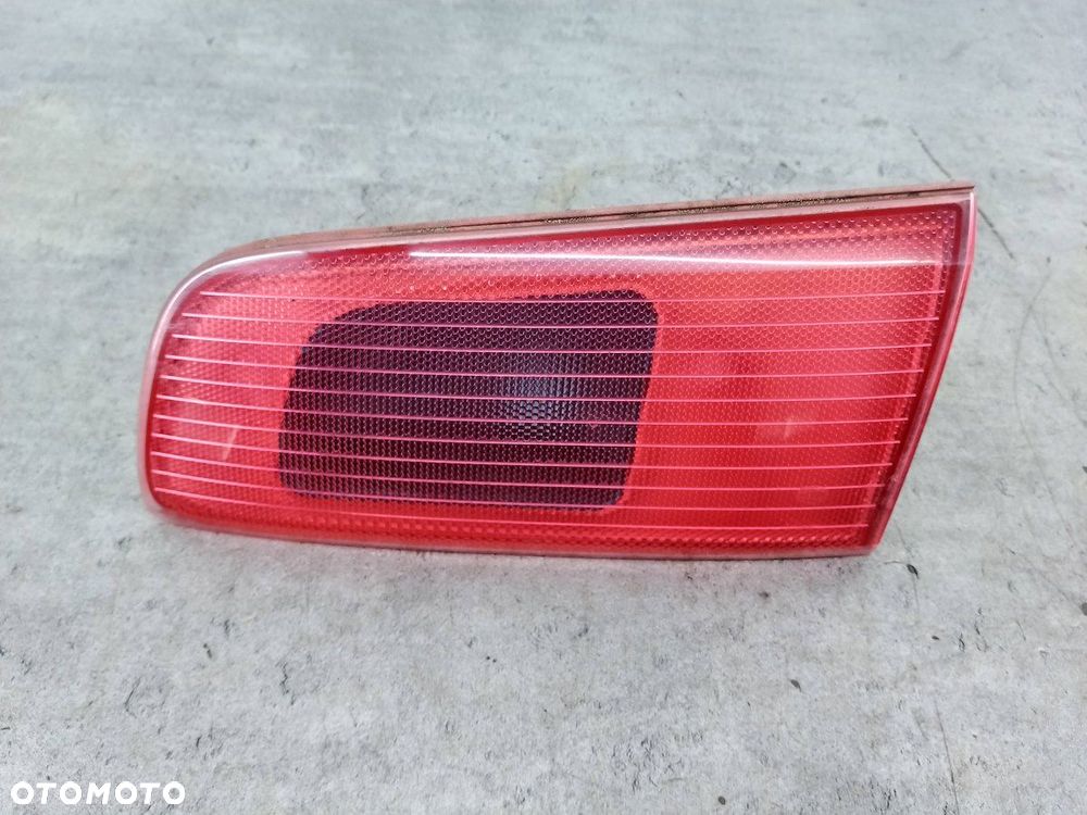 LAMPA TYLNA PRAWA W KLAPE MAZDA 2 I 3M71-13547-AF HATCHBACK - 1