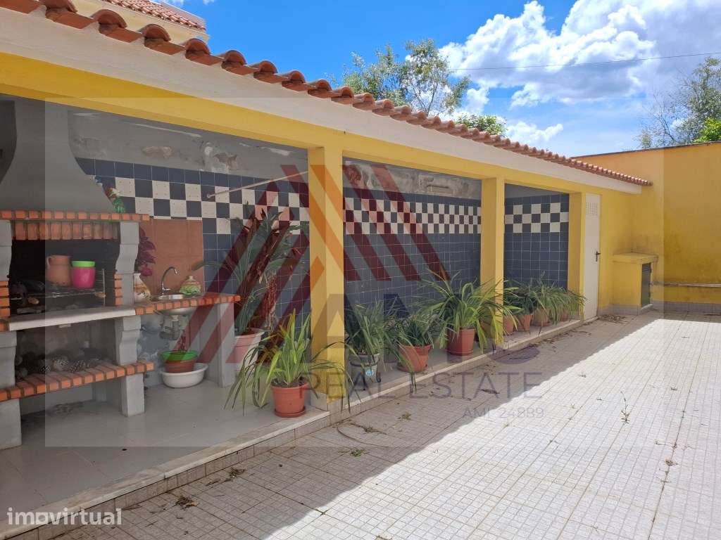 MORADIA COM TERRENO E ÁRVORES DE FRUTO - Grande imagem: 2/47