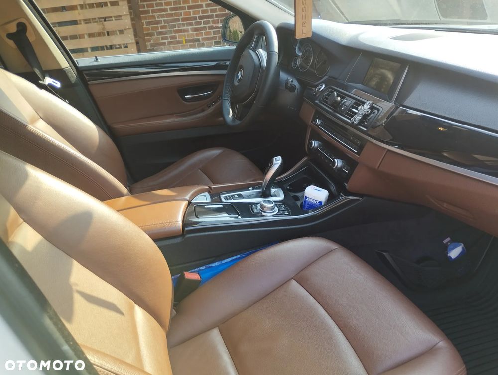BMW Seria 5 525d Touring - 6