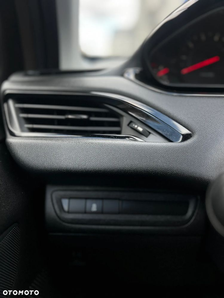 Peugeot 208 - 22