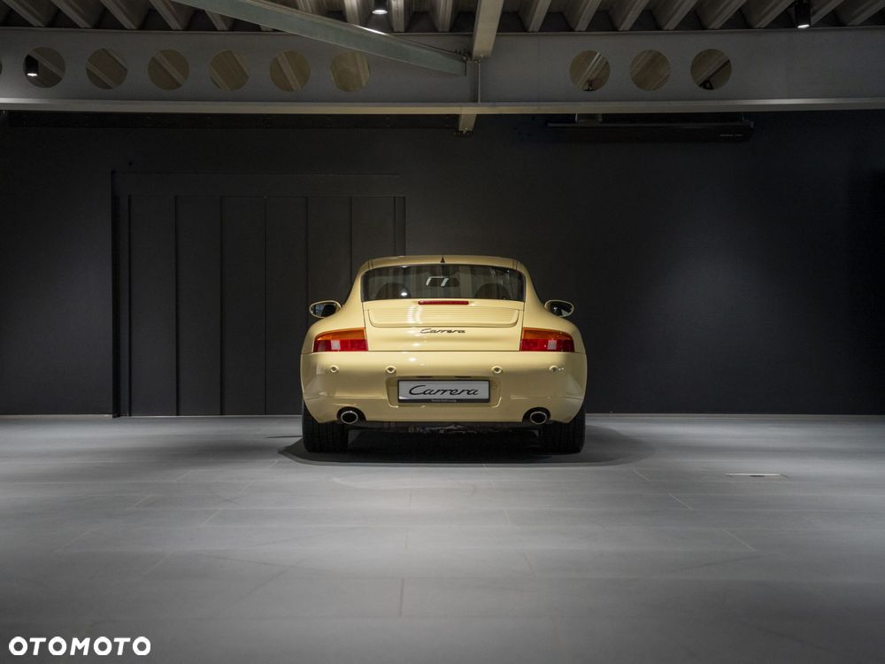 Porsche 911 Carrera - 4