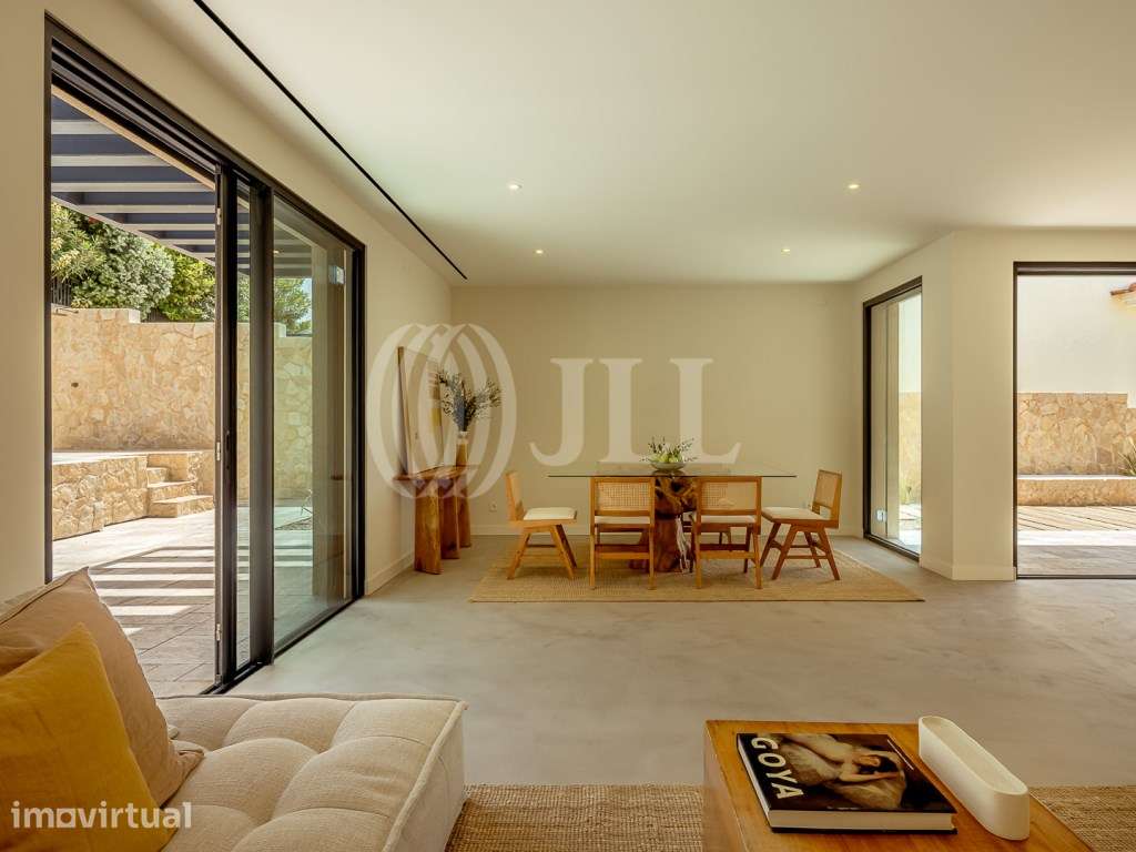 Moradia T3+1 com jardim, piscina e garagem, no Estoril - Grande imagem: 2/45