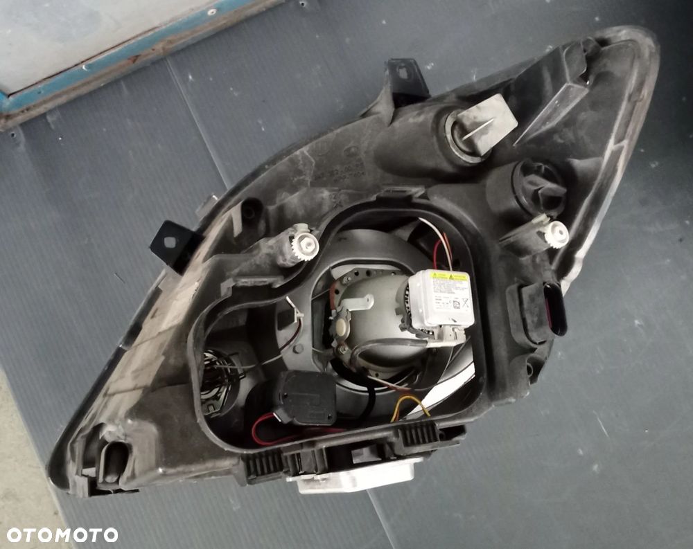 Lampa prawy przód Mercedes W906 Xenon - 9