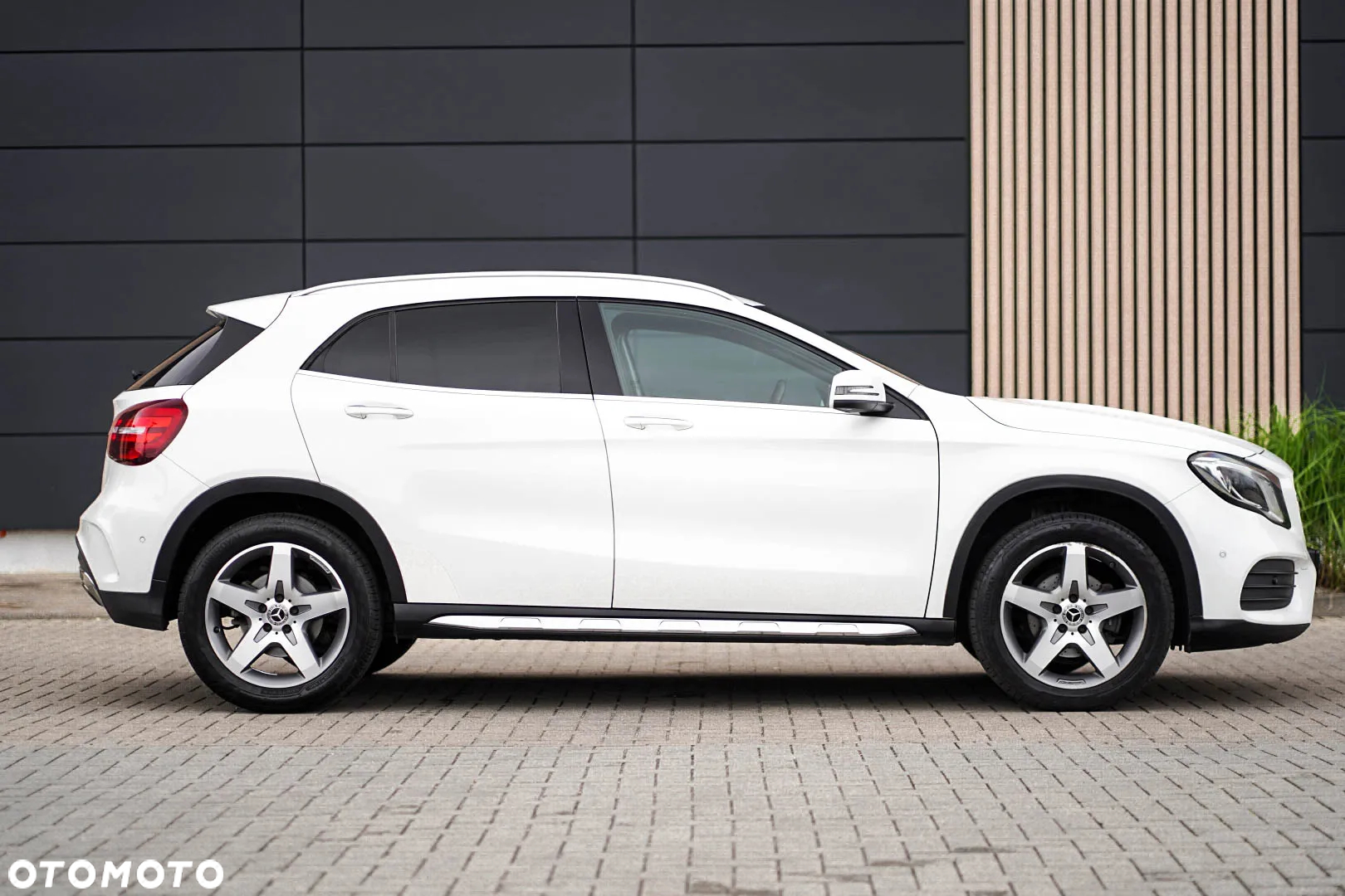 Mercedes-Benz GLA 200 7G-DCT AMG Line - 17