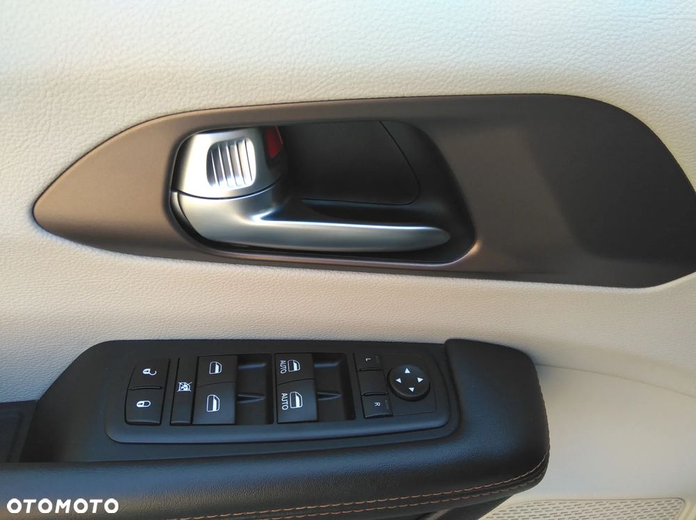 Chrysler Pacifica - 11