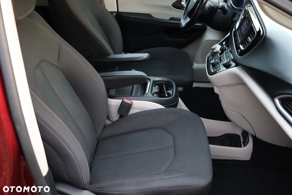Chrysler Pacifica - 17