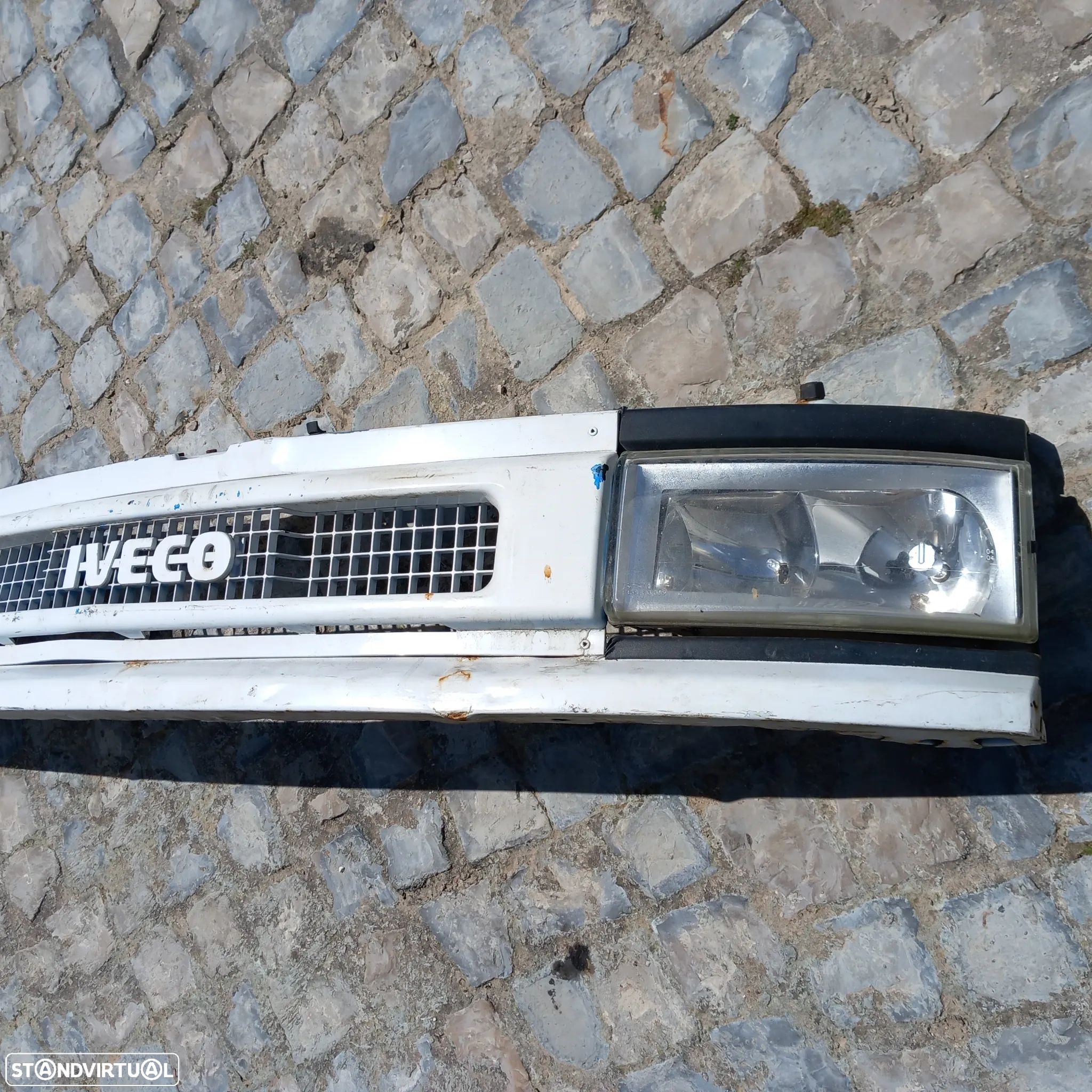 Grelha e farois iveco ano 2000 - 1
