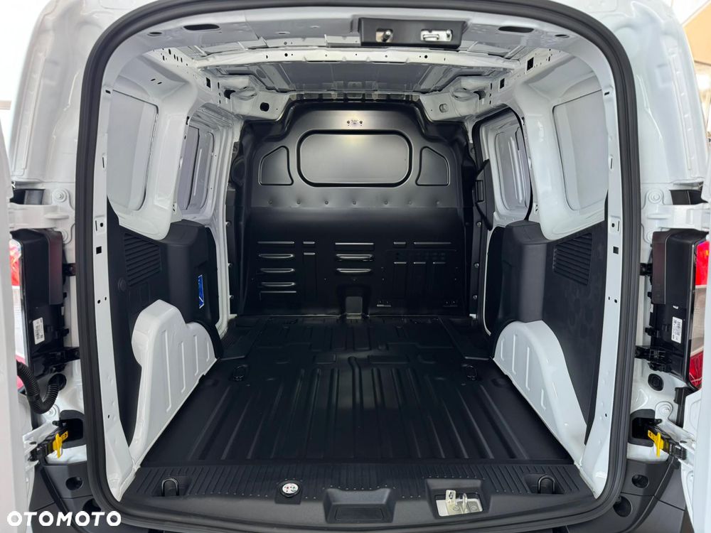 Ford Transit Courier - 13