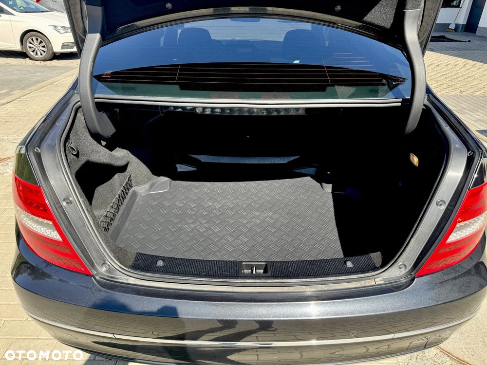 Mercedes-Benz Klasa C 200 CDI DPF (BlueEFFICIENCY) 7G-TRONIC Avantgarde - 13