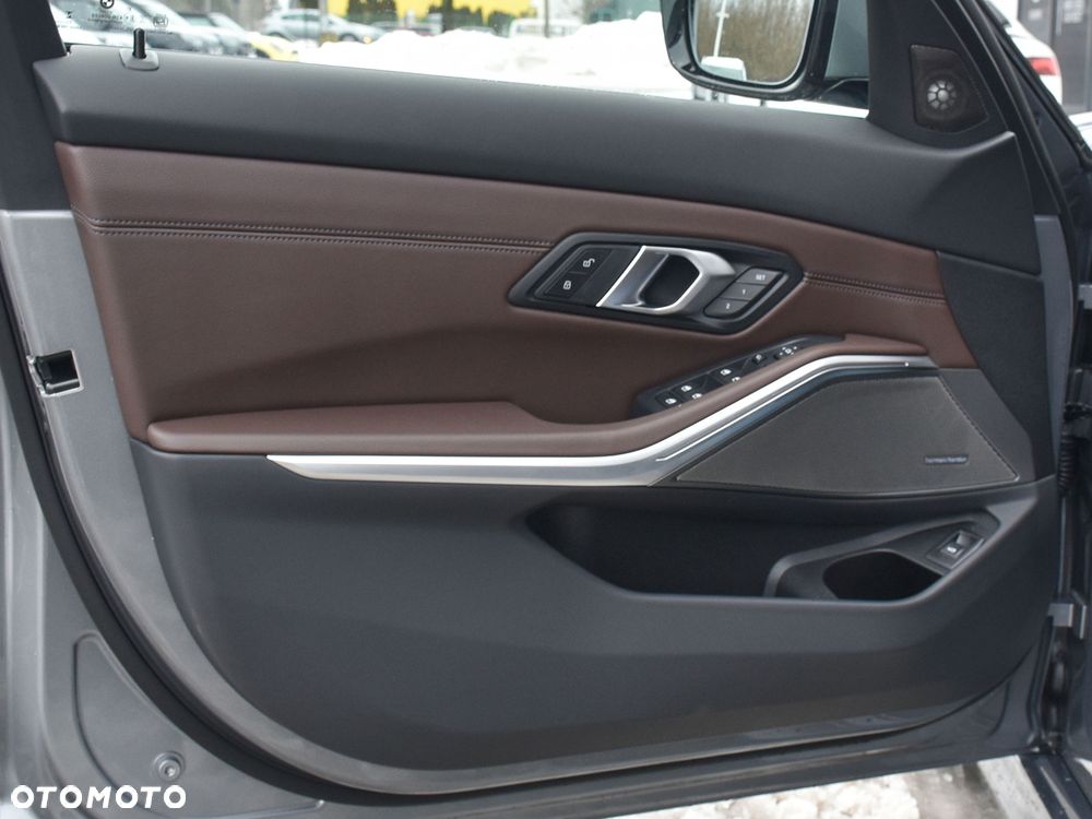 BMW Seria 3 330i M Sport - 23