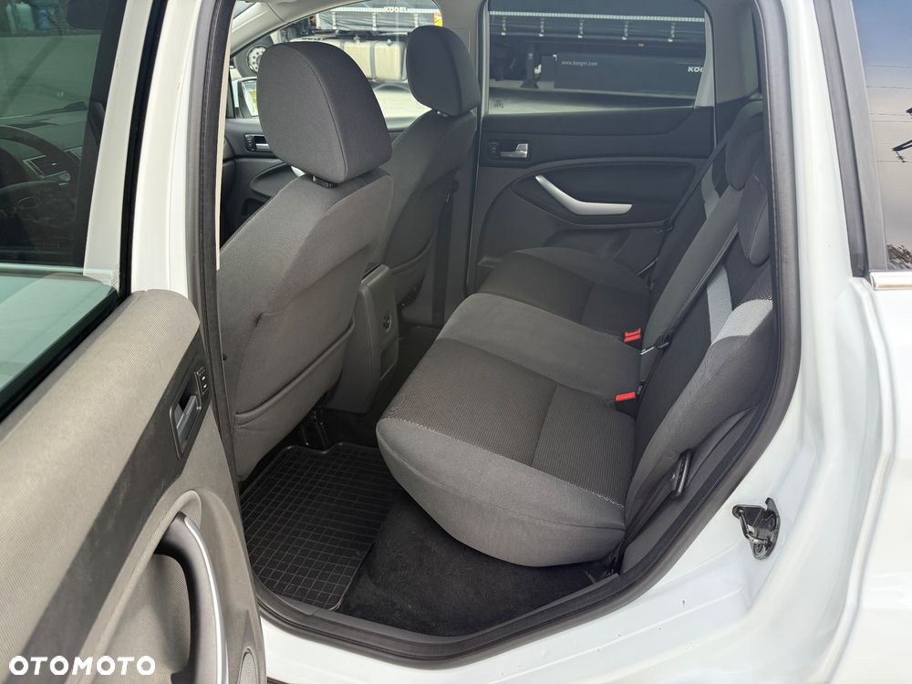 Ford Kuga 2.0 TDCi 2x4 Titanium - 16