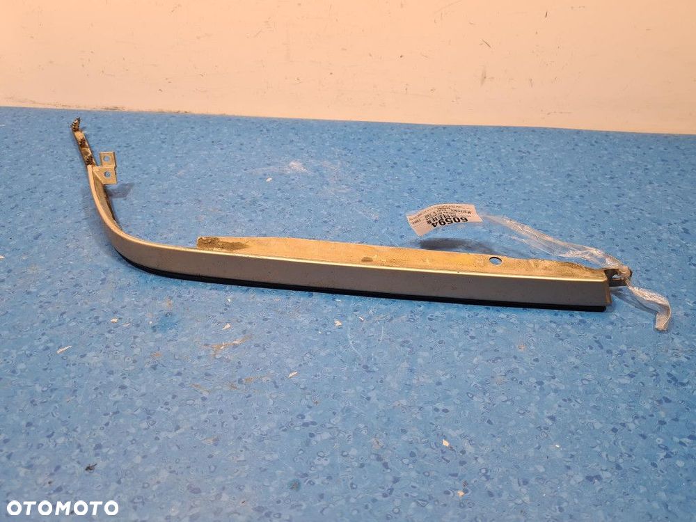MERCEDES-BENZ W202 C 180 LISTWA REFLEKTORA PRAWEGO 702 M - 1