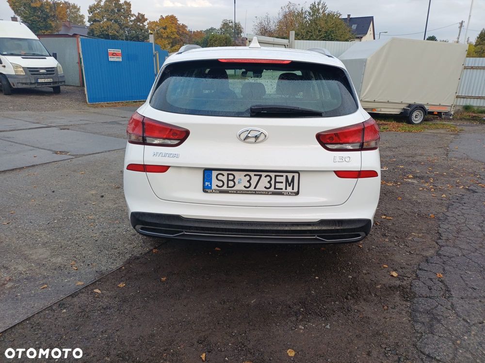 Hyundai i30 1.5 DPI Classic + - 13