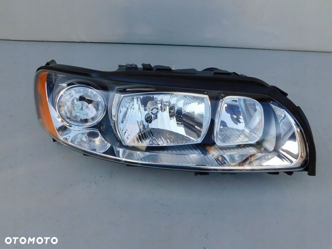 VOLVO V70 XC70 LIFT reflektor prawy - 1