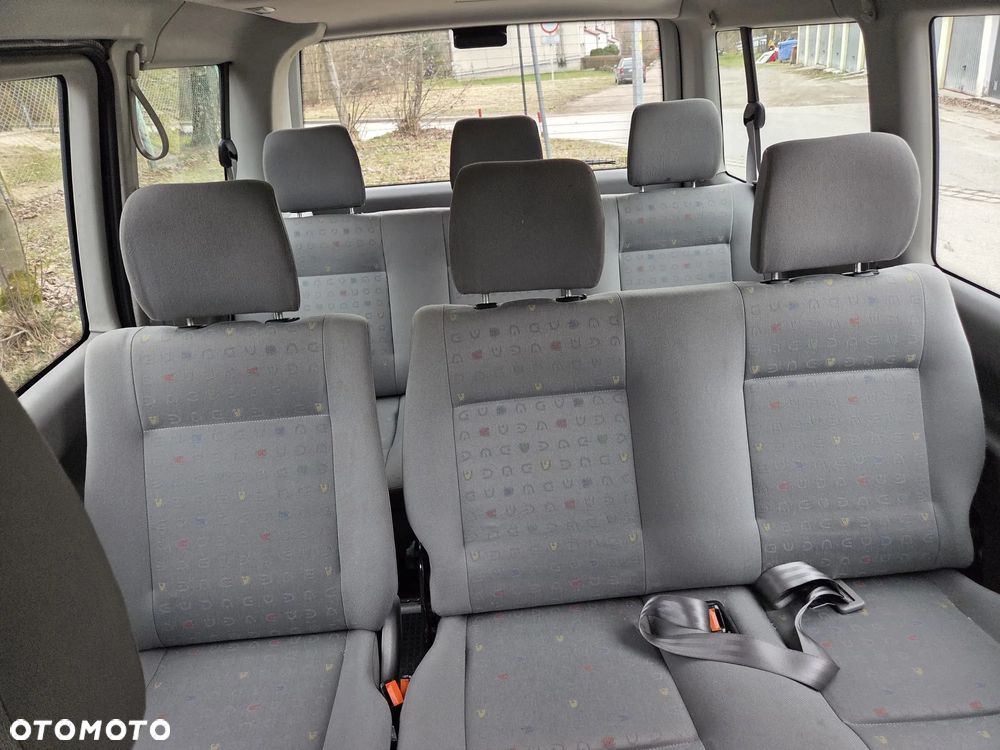 Volkswagen Caravelle - 9