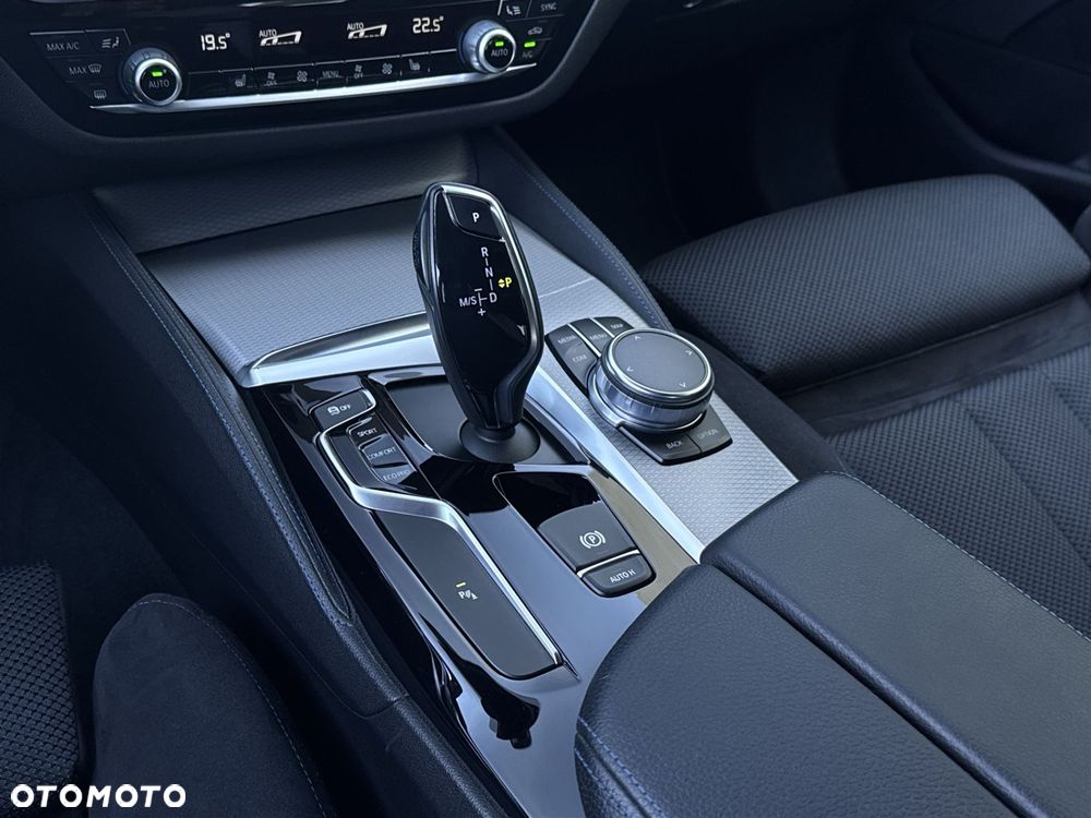 BMW Seria 5 520d xDrive - 17