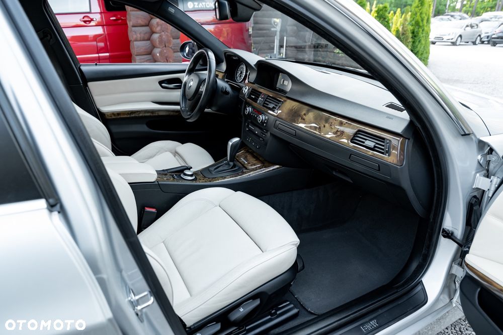 BMW Seria 3 330xi - 23