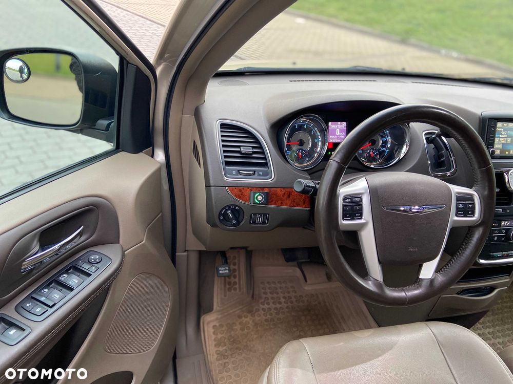 Chrysler Town & Country - 7