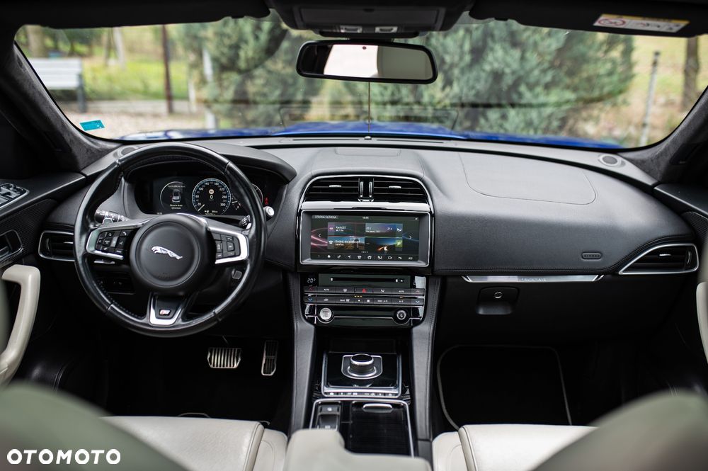 Jaguar F-Pace D300 AWD R-Dynamic HSE 90th Anniversary Edition - 23