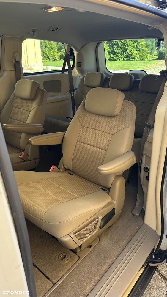 Chrysler Town & Country - 8