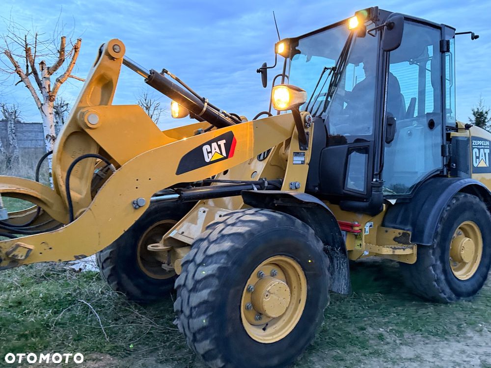 Caterpillar Ładowarka łamana 906M Cat łyżka widły 907 908 5 6 ton SZYBKOZŁĄCZE HYDRAULICZNE dodatkowe linie ZAMIATARKA za dopłatą - 15
