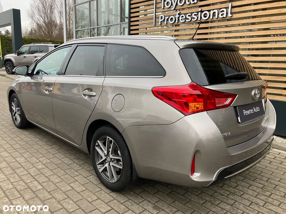 Toyota Auris 1.6 Premium - 4