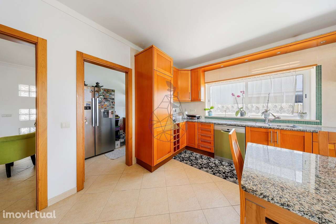 Excelente Moradia Triplex V4 com amplo espaço exterior em Portimão - Grande imagem: 5/60