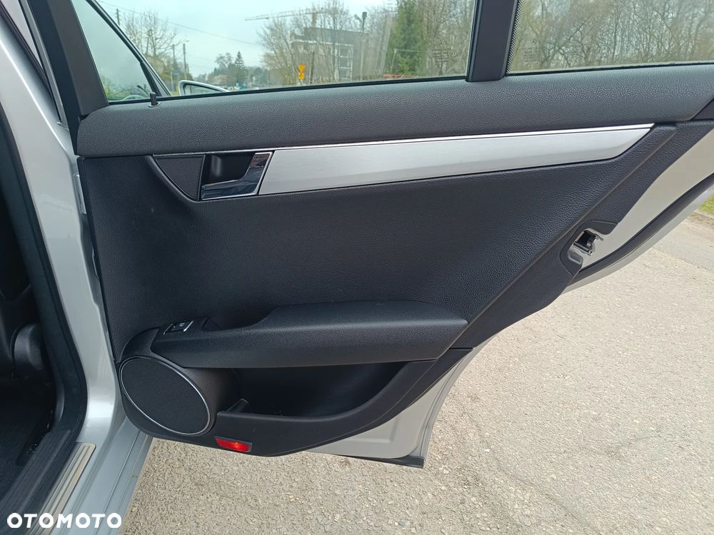 Mercedes-Benz Klasa C 250 CGI Automatik BlueEFFICIENCY Avantgarde - 26