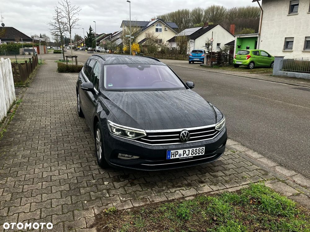 Volkswagen Passat - 1