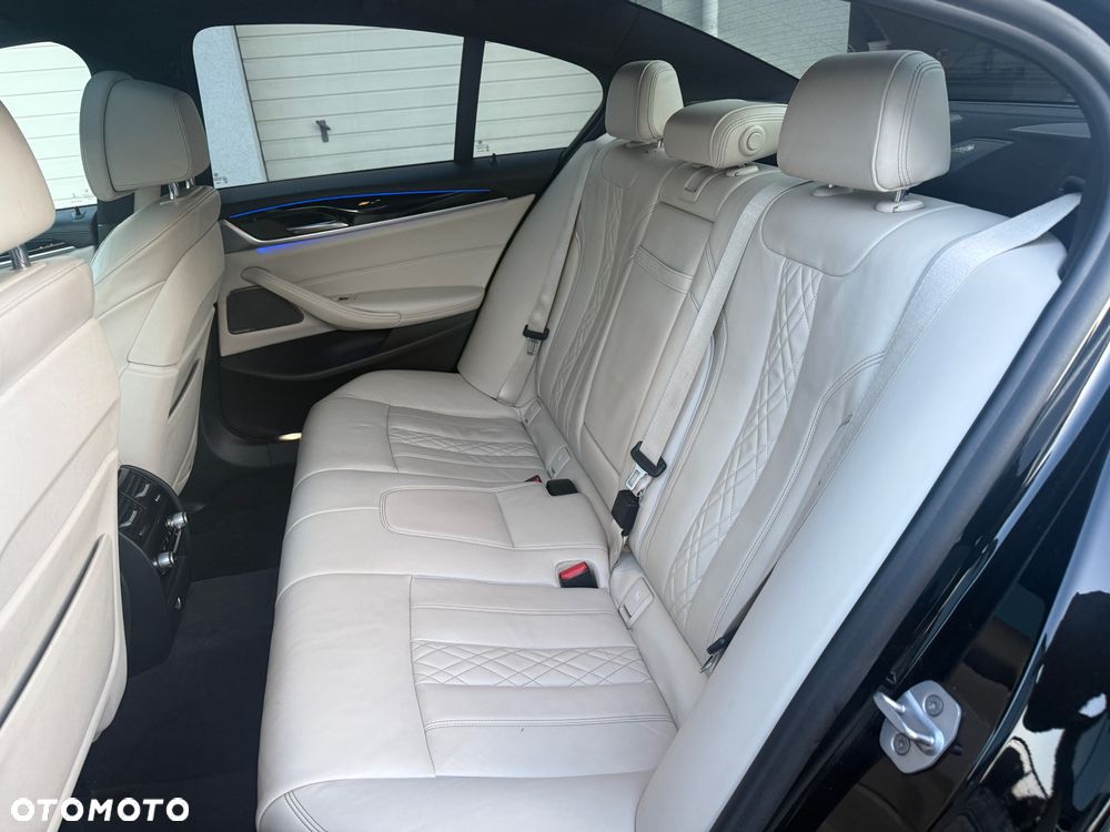 BMW Seria 5 M550i xDrive - 28