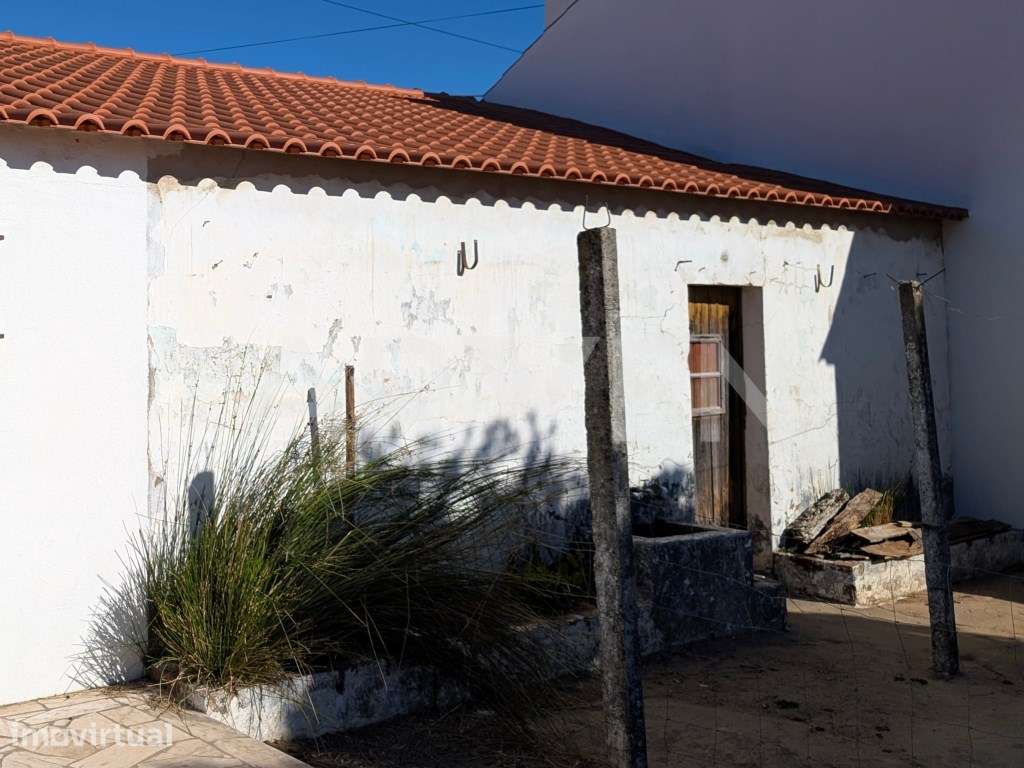 Moradia térrea com potencial no centro do Pego Abrantes - Grande imagem: 3/13