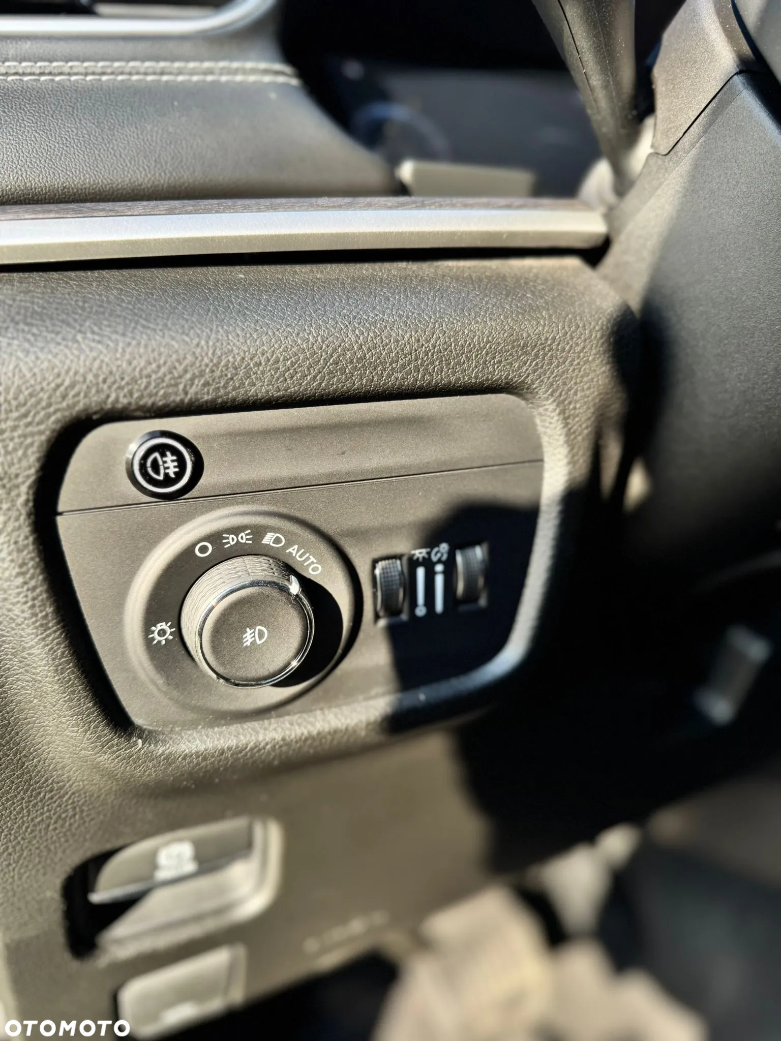 Jeep Grand Cherokee - 32