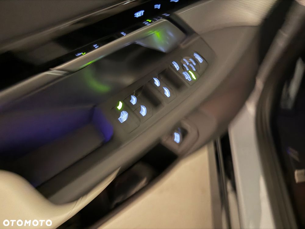 BMW Seria 5 520i mHEV - 13