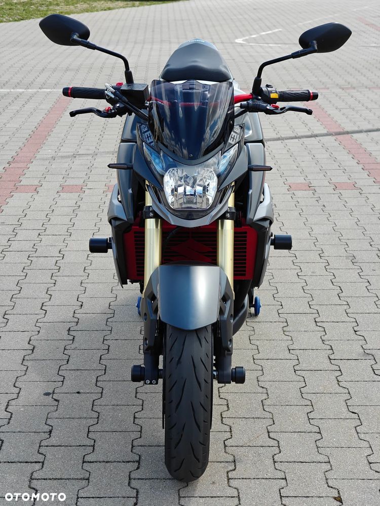 Suzuki GSR - 11