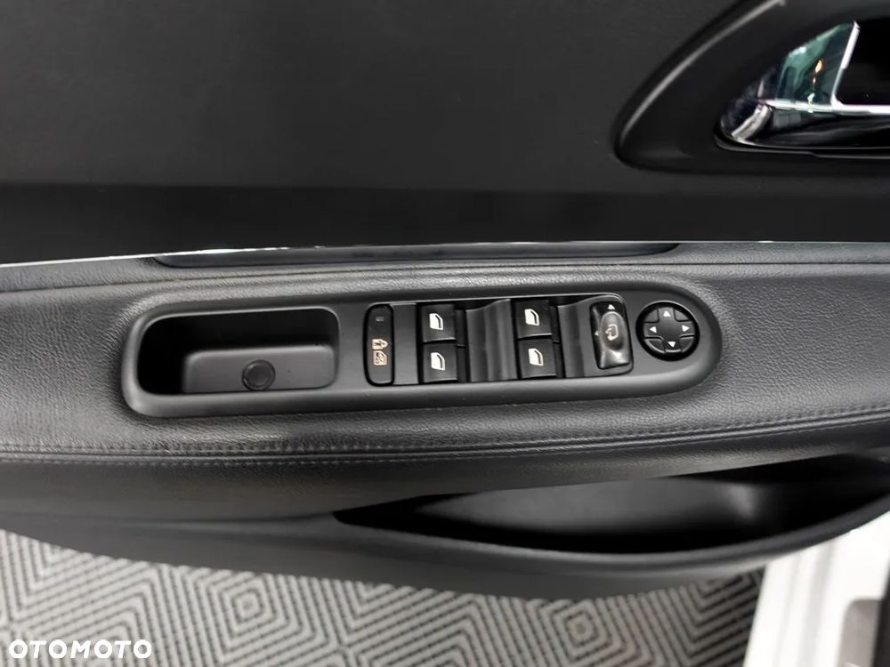 Peugeot 5008 2.0 HDi Premium + - 25