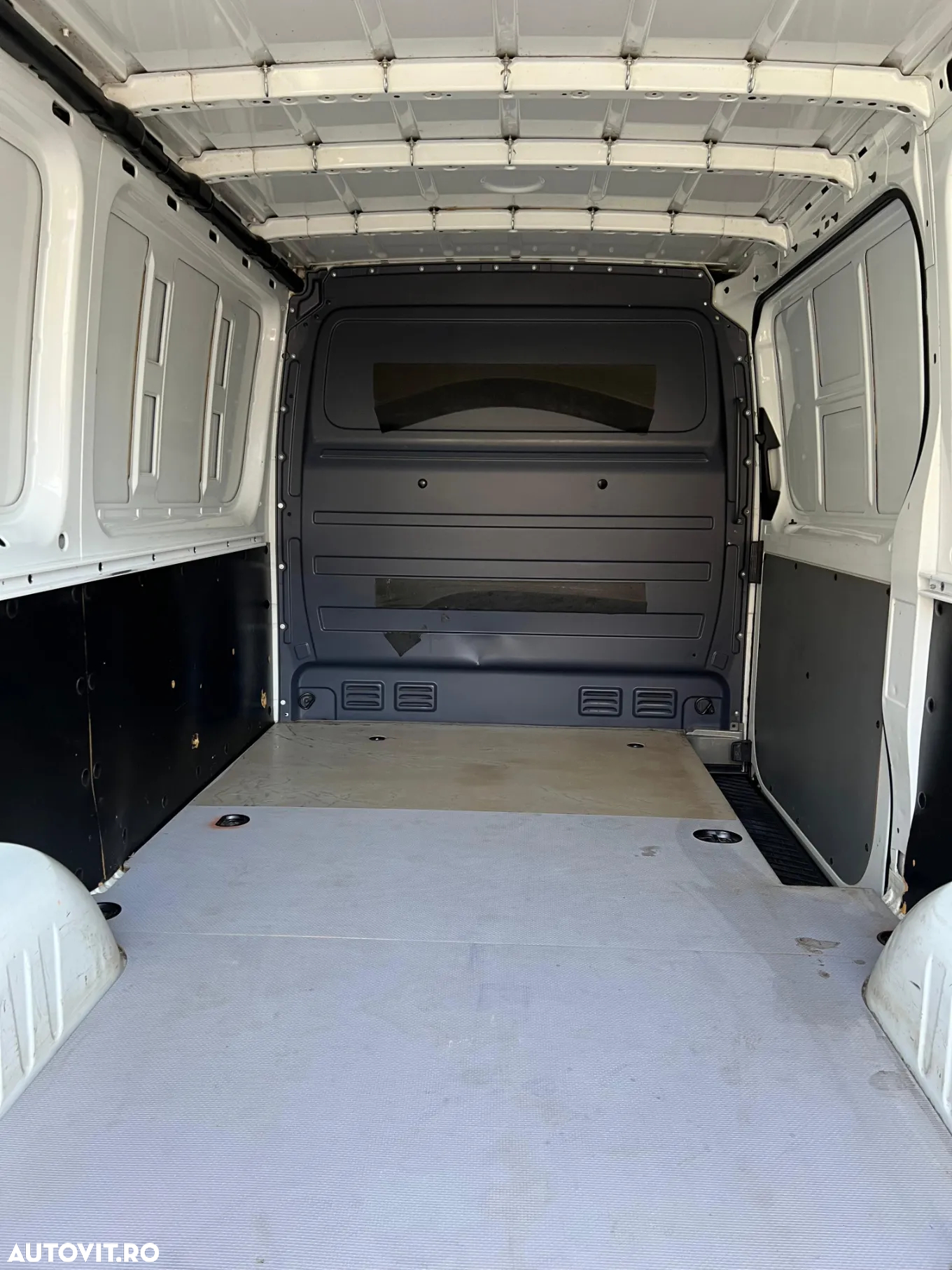 Mercedes-Benz Sprinter - 14