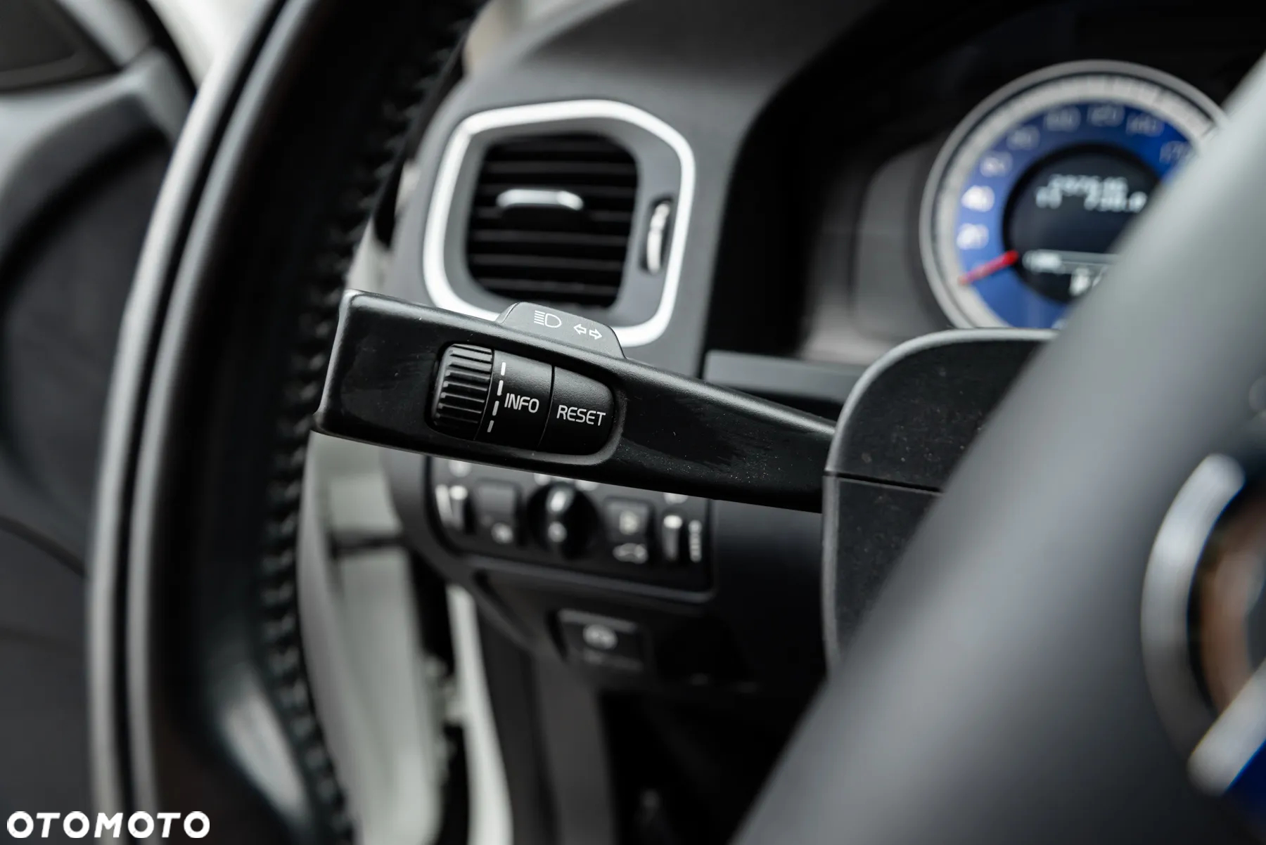 Volvo V60 D5 AWD R-Design - 24